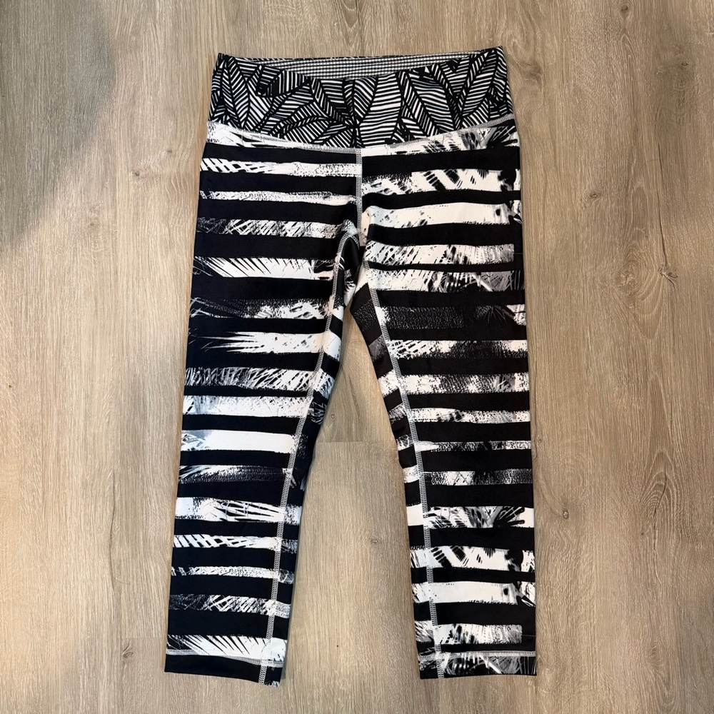 LULULEMON Wunder Under Crop Shady Palms Black White Stripe Banana Leaf - size 6